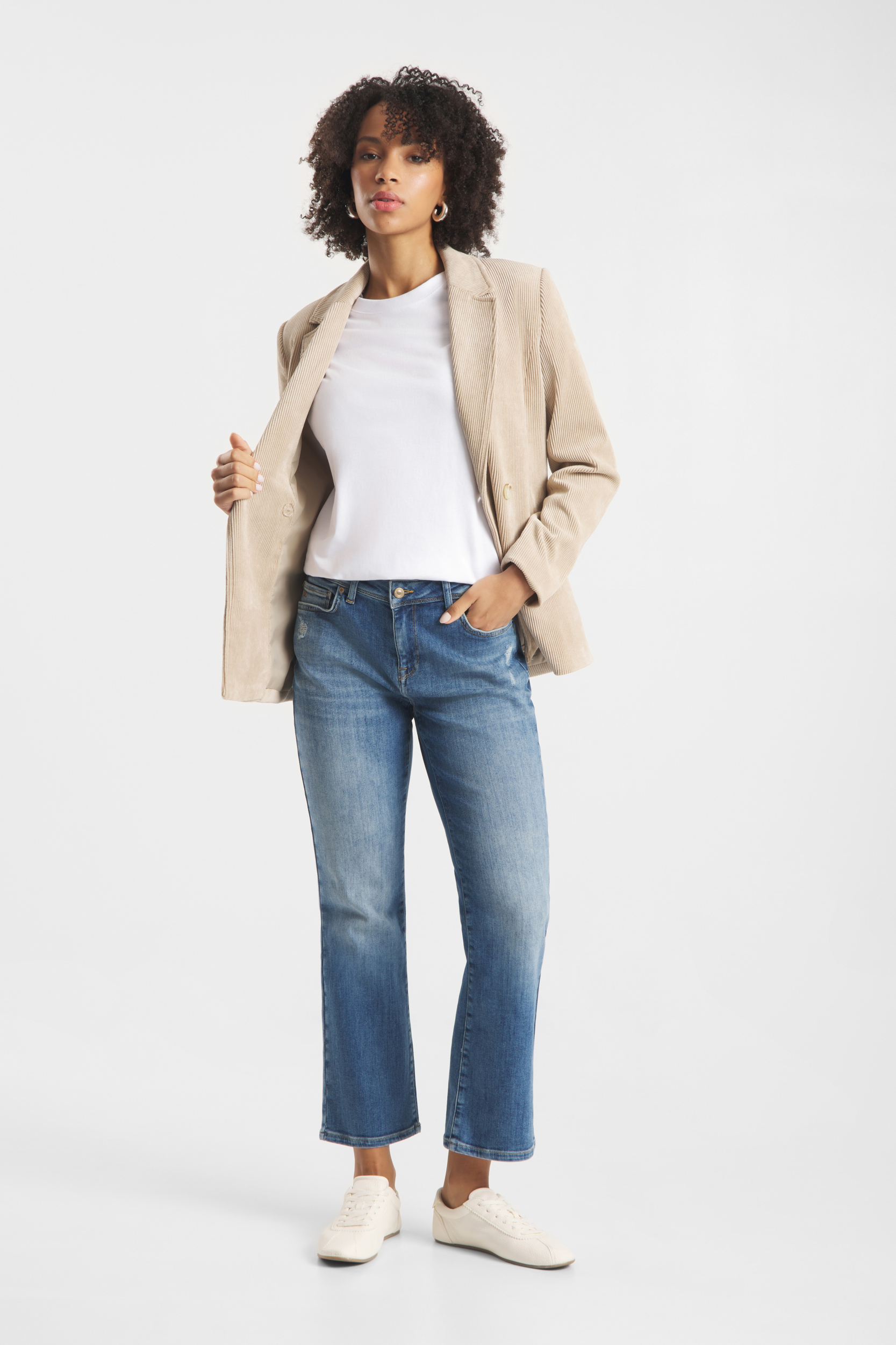 Vic 6/8 Cropped