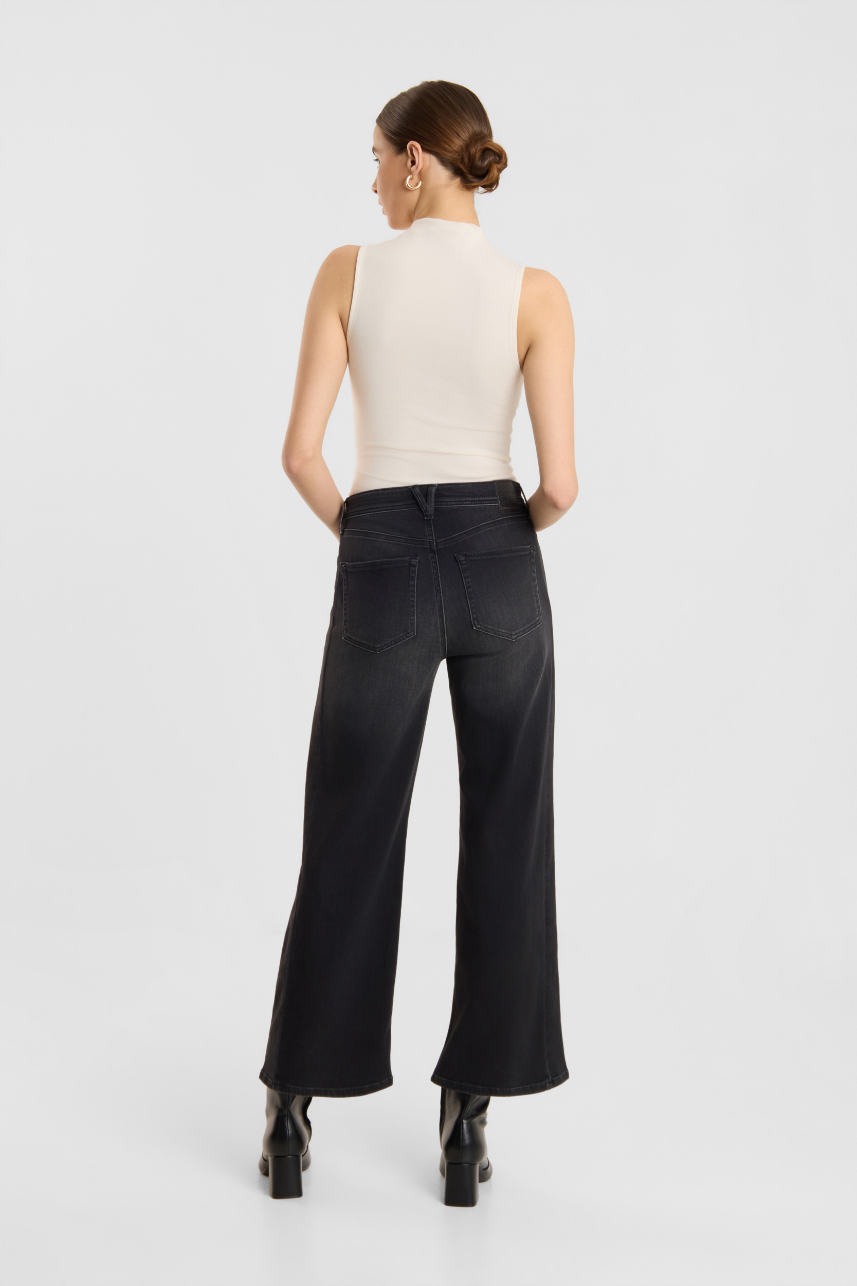 Kira Crop S
